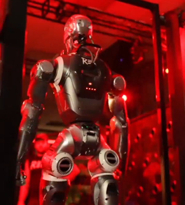 Dünyada bir ilk! İnsan ve Terminatör görünümlü robot ringde kozlarını paylaştı