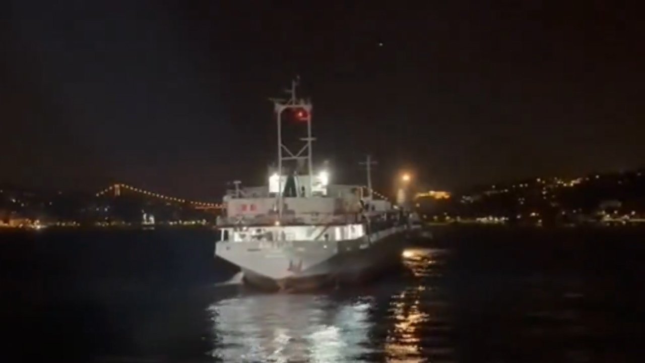 İstanbul Boğazı'ndan geçerken arızalanan yük gemisi kurtarıldı