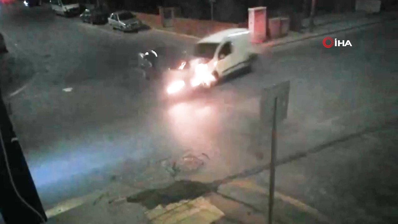 Mersin'de korkutan çarpışma kamerada! Kavşakta çarpışan araçlardaki 2 kişi yaralandı