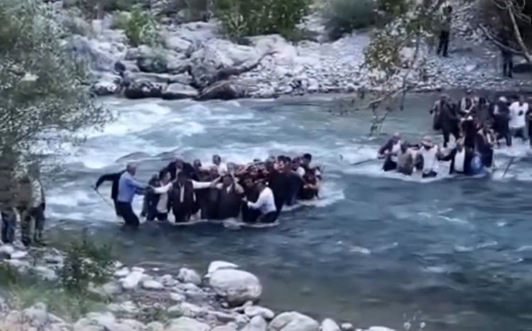 Omuzlarında cenazeyle patikayı aşıp dereden geçtiler! Hakkaride yolculukta ölen yaşlı adama yürek dağlayan vefa