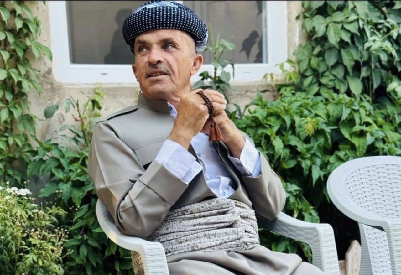 Omuzlarında cenazeyle patikayı aşıp dereden geçtiler! Hakkaride yolculukta ölen yaşlı adama yürek dağlayan vefa
