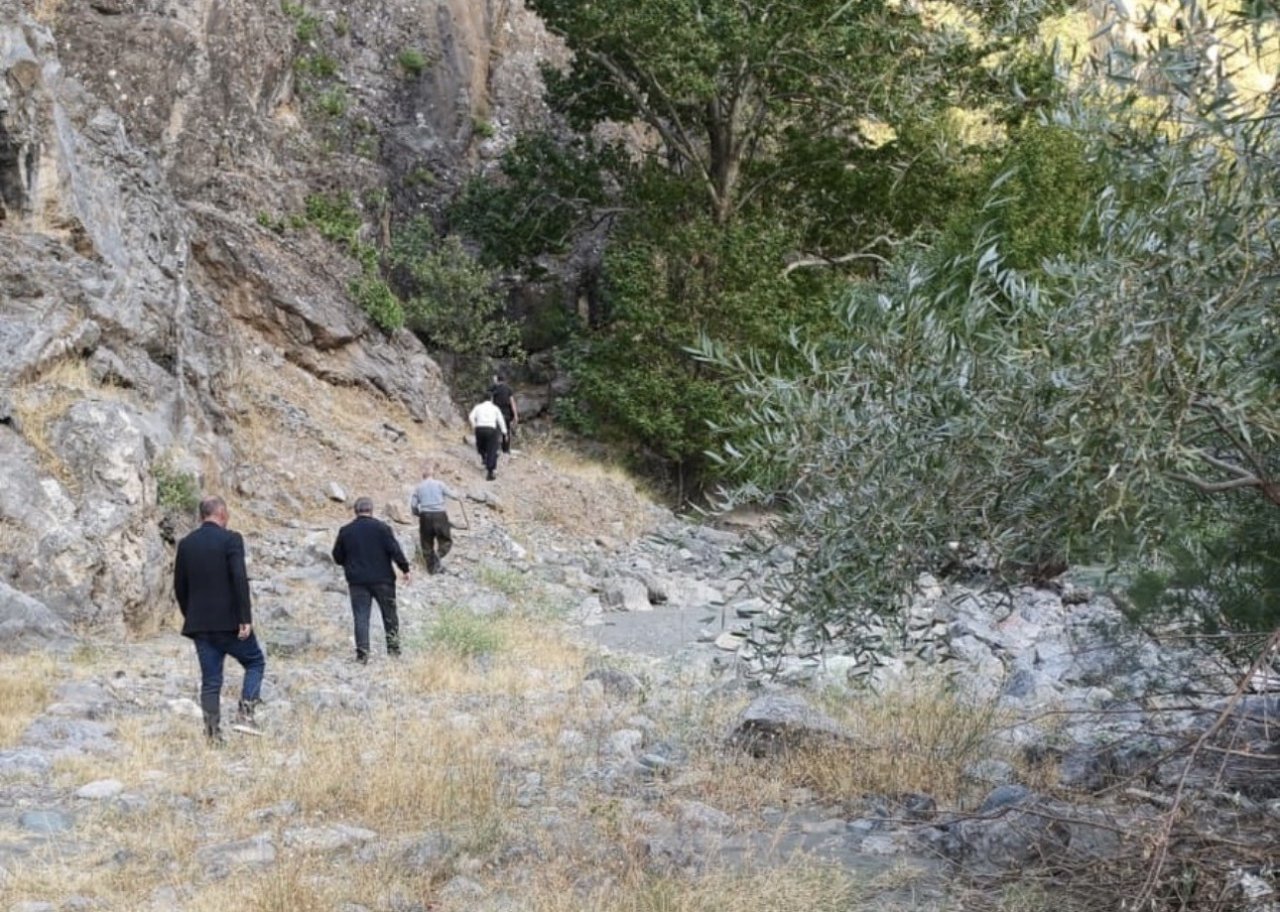 Omuzlarında cenazeyle patikayı aşıp dereden geçtiler! Hakkaride yolculukta ölen yaşlı adama yürek dağlayan vefa
