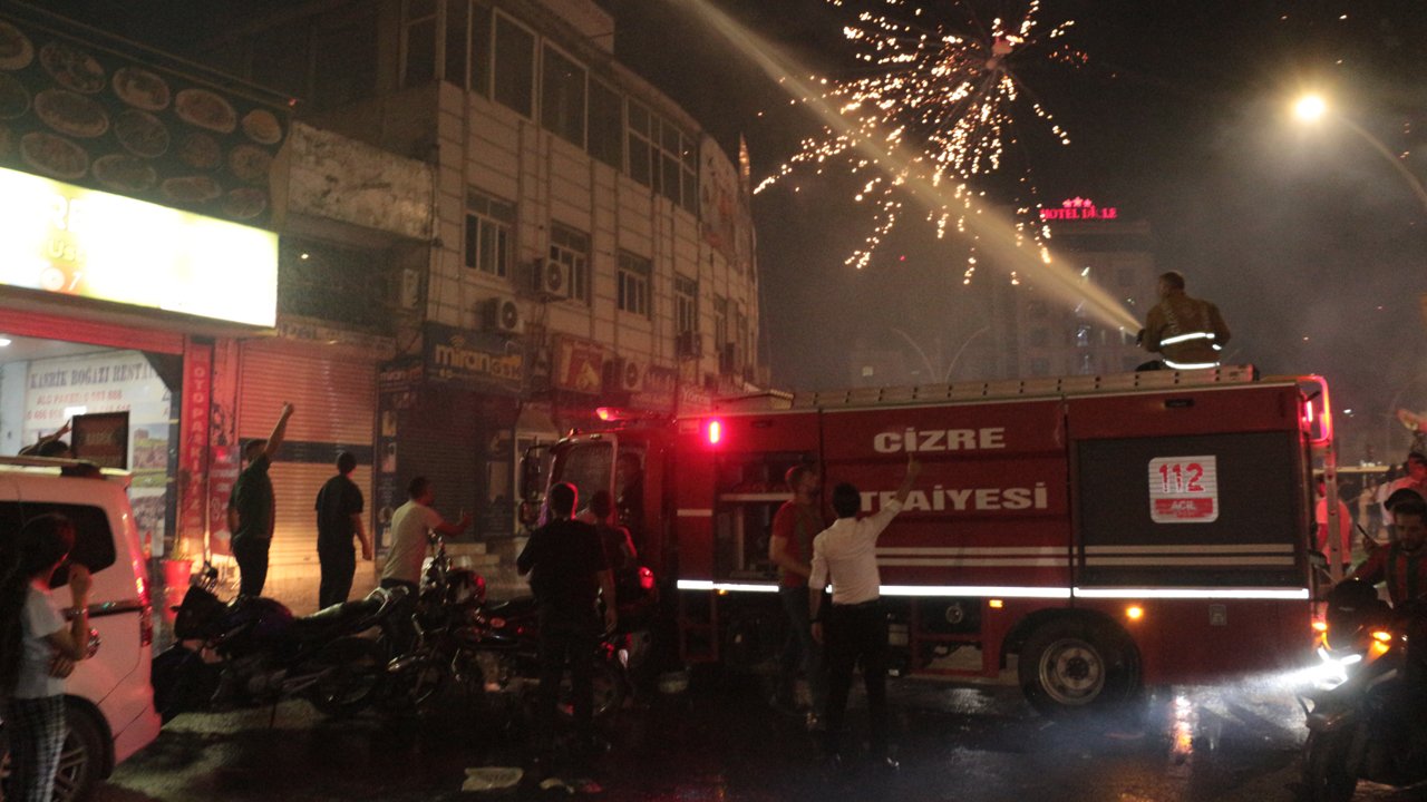 Şırnak'ta taraftarların attığı havai fişekler yangın çıkardı, itfaiye eri yaralandı