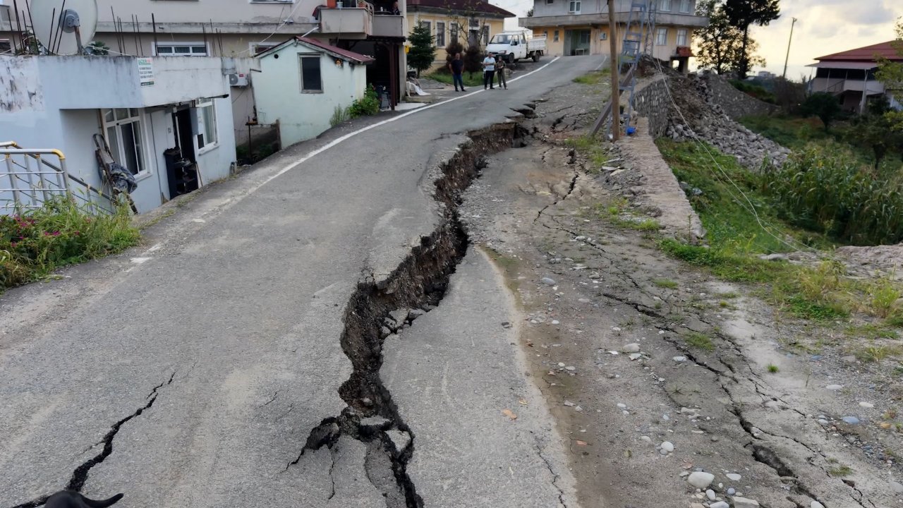 Yol ikiye ayrılarak çöktü! Felaketin ortasında saatler süren nöbet, heyelan mahalleyi harabeye çevirdi