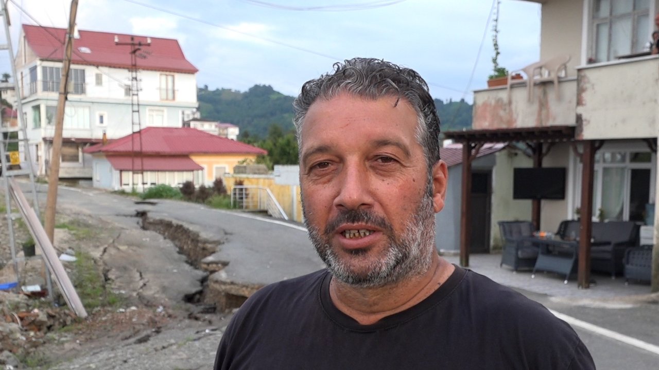 Yol ikiye ayrılarak çöktü! Felaketin ortasında saatler süren nöbet, heyelan mahalleyi harabeye çevirdi