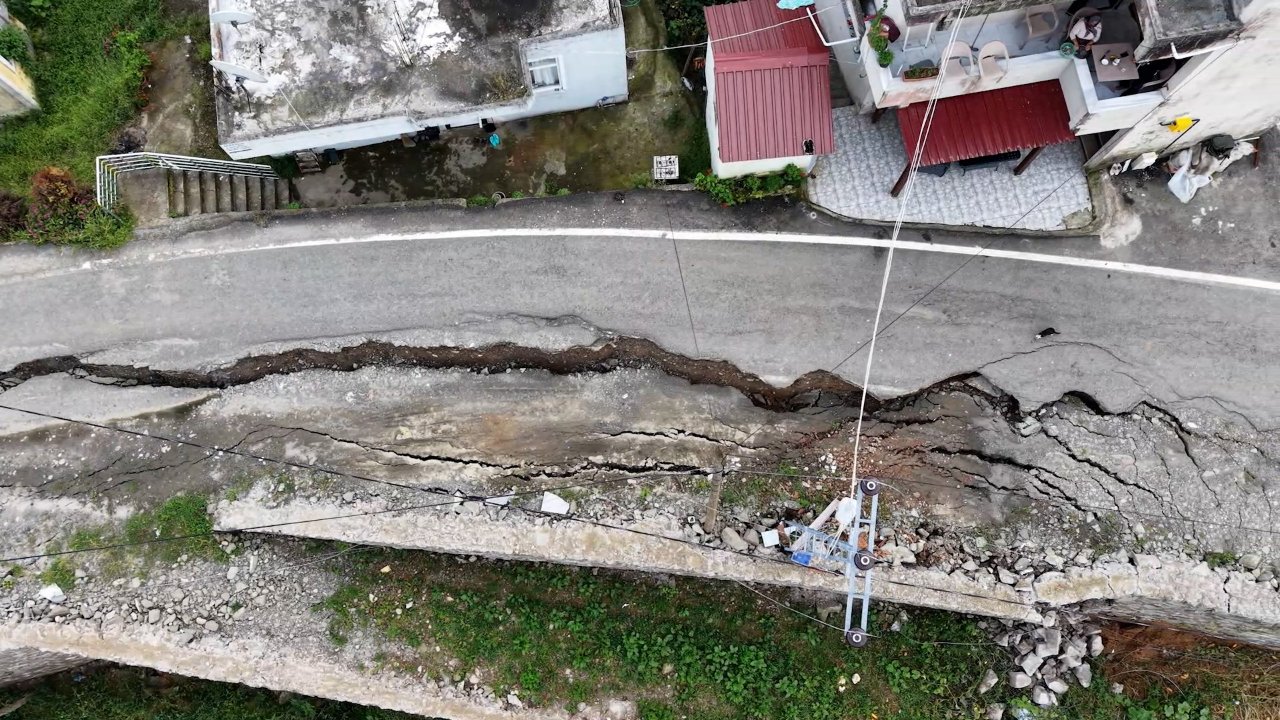 Yol ikiye ayrılarak çöktü! Felaketin ortasında saatler süren nöbet, heyelan mahalleyi harabeye çevirdi
