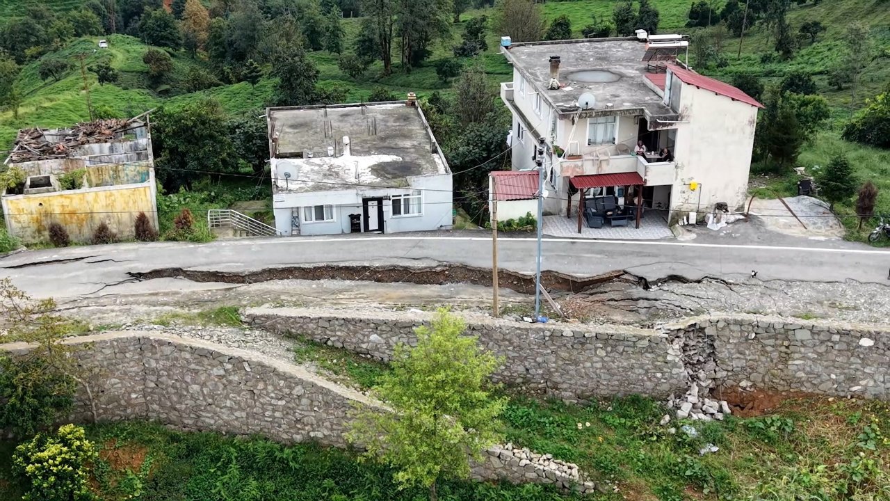 Yol ikiye ayrılarak çöktü! Felaketin ortasında saatler süren nöbet, heyelan mahalleyi harabeye çevirdi
