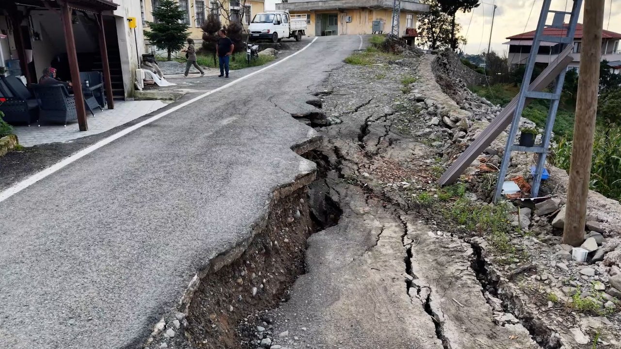 Yol ikiye ayrılarak çöktü! Felaketin ortasında saatler süren nöbet, heyelan mahalleyi harabeye çevirdi