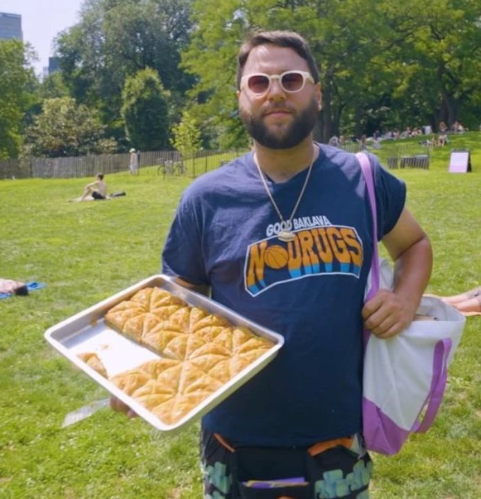 3 tepsiyle başladı, şimdi dünya tanıyor! Gaziantep’ten geliyor, paraya para demiyor: İşte New York’un ‘Baklava Adam’ı