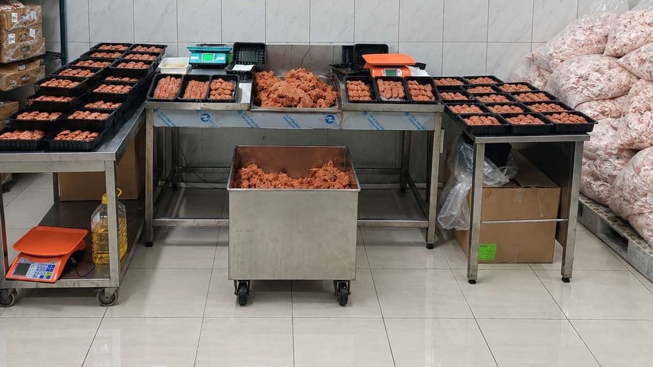 Az kalsın soframıza gelecekti! Ankara'da 1333 kilogram bozuk et ürünü ele geçirildi
