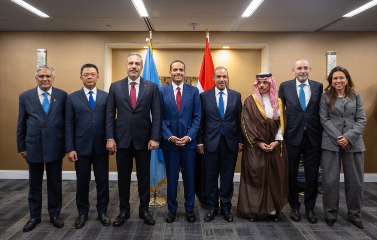 Bakan Fidandan New Yorkta diplomasi trafiği: Samimi kareler sosyal medyada gündem oldu