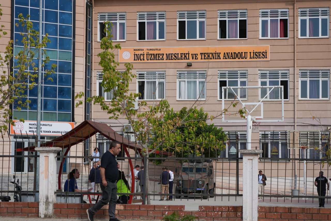 Bakan Gürlekten Manisadaki saldırıya ilişkin açıklama! Anne, baba ve dede de gözaltında