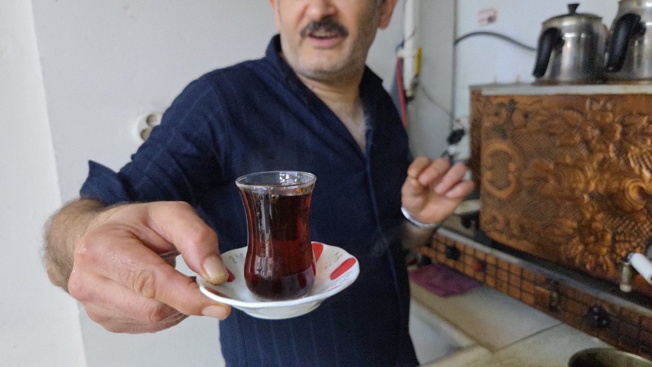 Çayın lezzet sırrını açıkladılar! Sıcak su yerine soğuk su taktiği