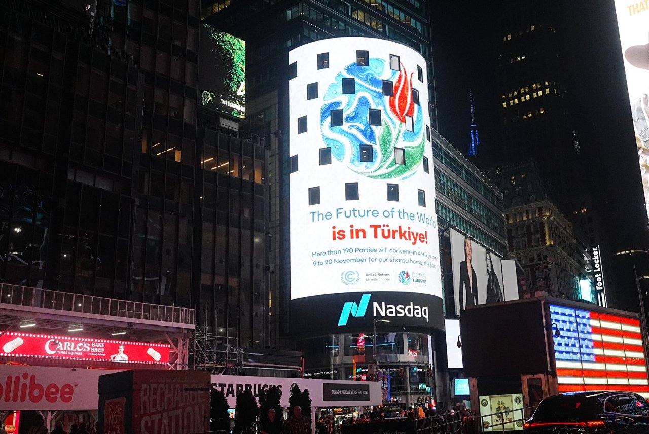 Cumhurbaşkanı Erdoğanın mesajları Times Meydanında