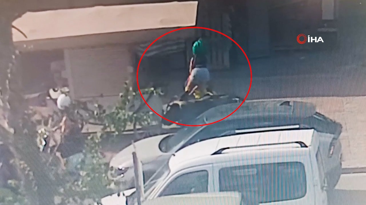 Kırmızı ışıkta beklerken bir anda büfeye daldılar! İlginç kaza kamerada