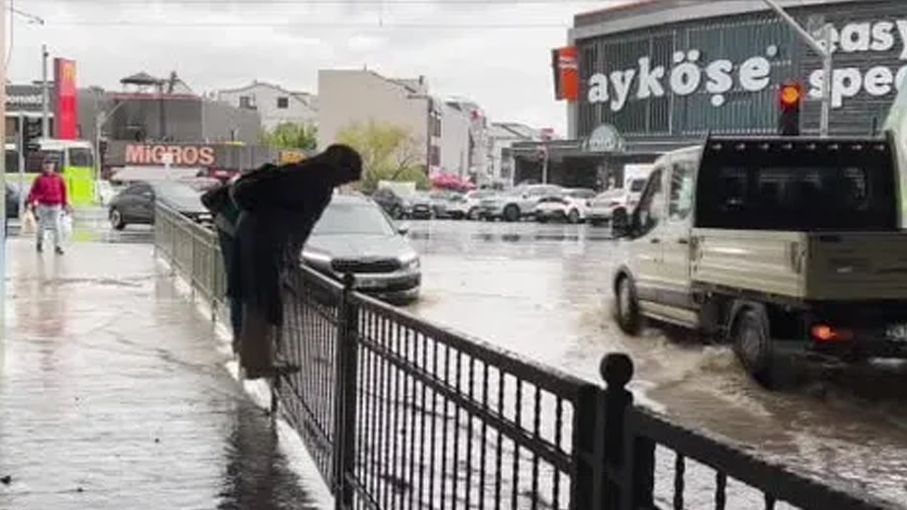 Kocaeli'de sağanak alarmı! Vatandaşlar demir korkuluklara tırmandı
