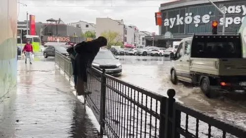 Kocaelide sağanak alarmı! Vatandaşlar demir korkuluklara tırmandı