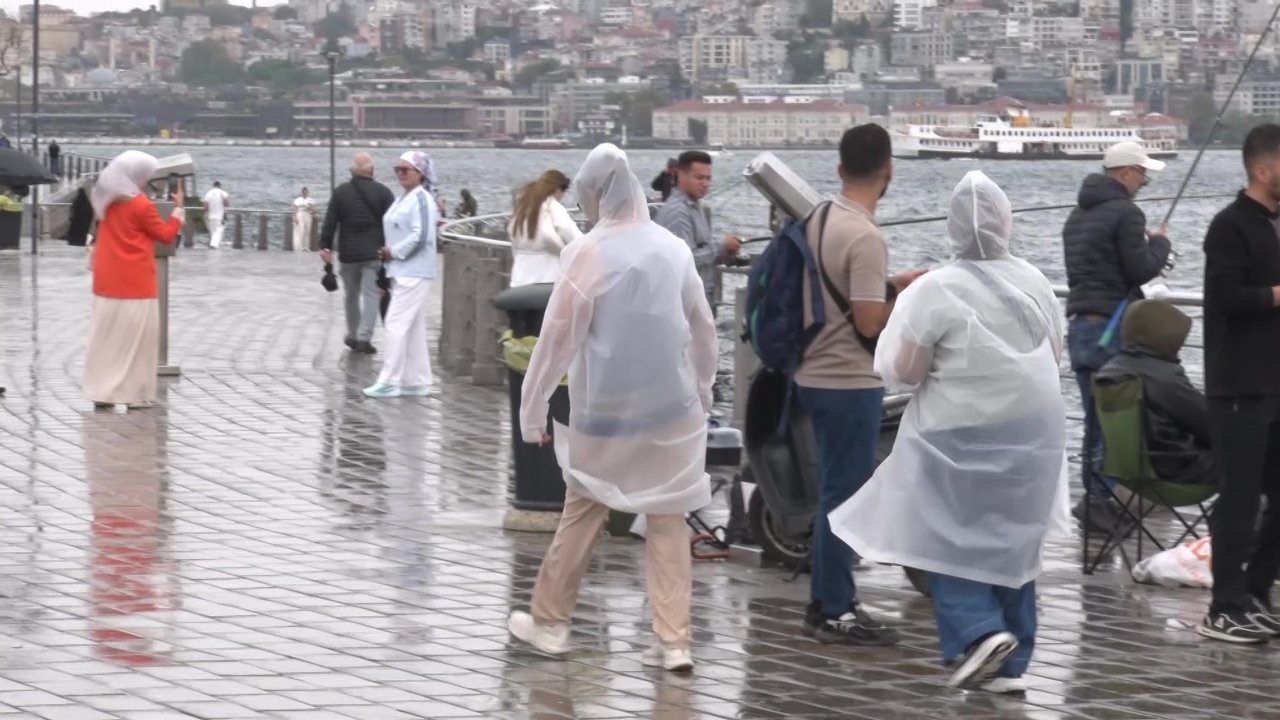 Trakya’dan yurda girdi şimdi İstanbul’da! Kuvvetli sağanak Anadolu Yakası’nda etkili oldu, akşam saatlerinde etkisi artacak