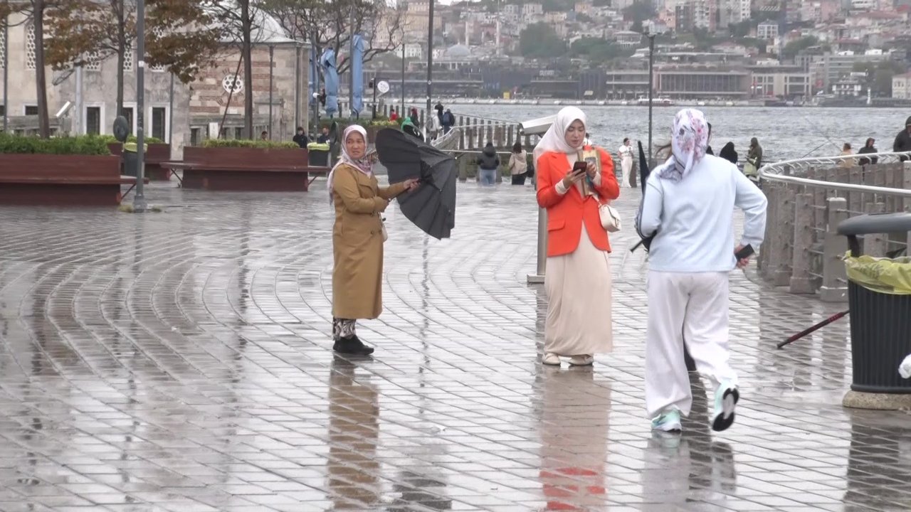 Trakya’dan yurda girdi şimdi İstanbul’da! Kuvvetli sağanak Anadolu Yakası’nda etkili oldu, akşam saatlerinde etkisi artacak