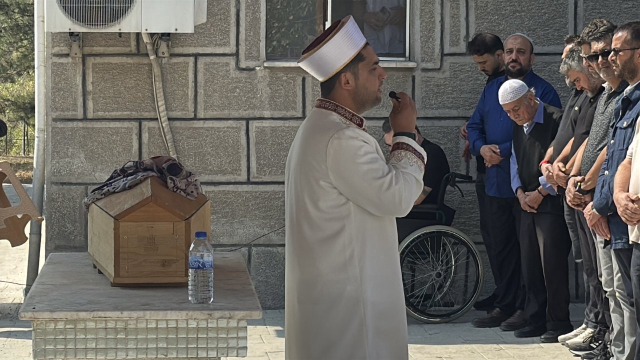 Üç aylık Umay bebek annesinin yanına defnedildi… Tutuklu baba tabutu kucağında taşıdı