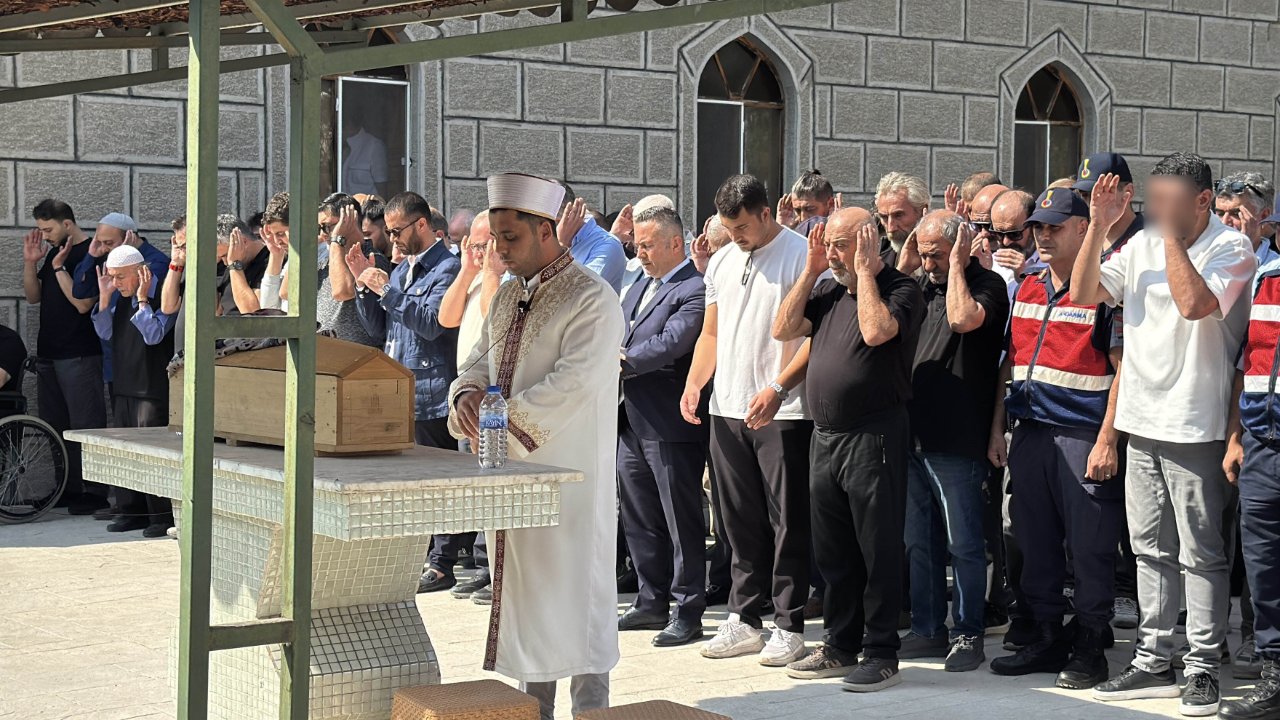 Üç aylık Umay bebek annesinin yanına defnedildi… Tutuklu baba tabutu kucağında taşıdı