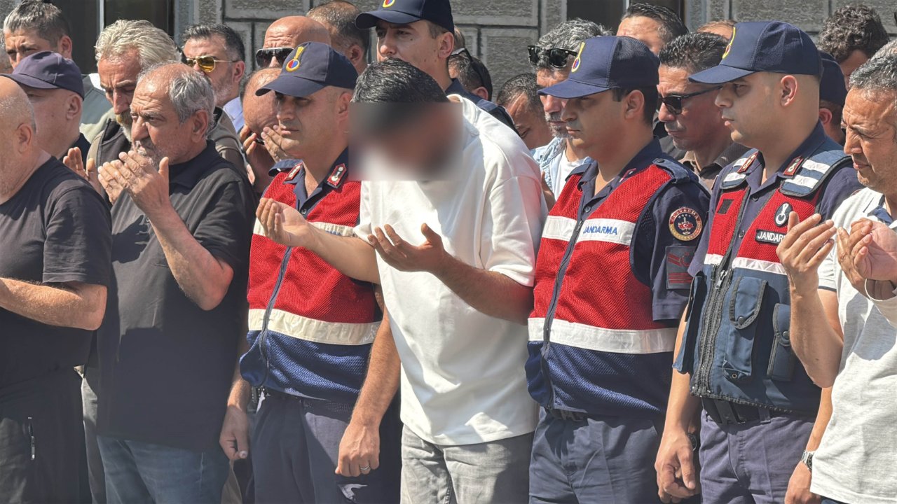 Üç aylık Umay bebek annesinin yanına defnedildi… Tutuklu baba tabutu kucağında taşıdı