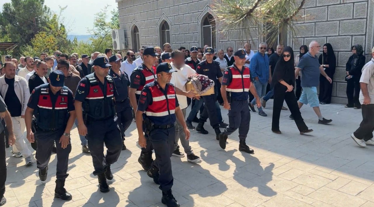 Üç aylık Umay bebek annesinin yanına defnedildi… Tutuklu baba tabutu kucağında taşıdı
