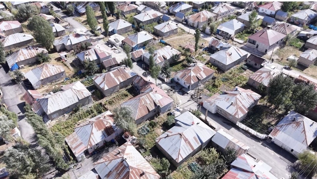 24 yıldır aynı düzen! 220 hane var, hepsi akraba! Simetrik inşa edilen köyü gören tekrar tekrar bakıyor