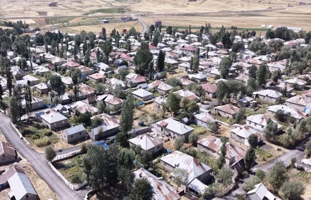 24 yıldır aynı düzen! 220 hane var, hepsi akraba! Simetrik inşa edilen köyü gören tekrar tekrar bakıyor