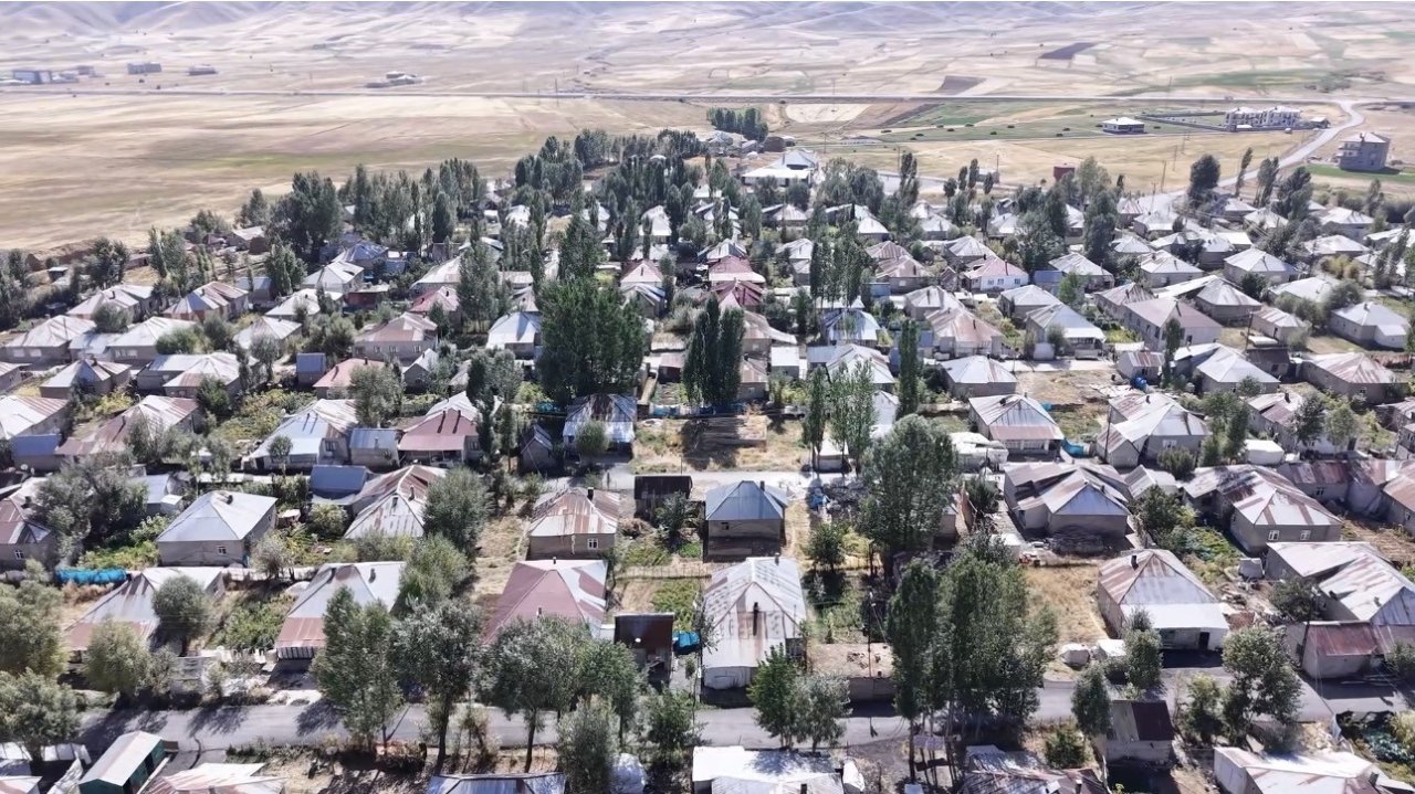 24 yıldır aynı düzen! 220 hane var, hepsi akraba! Simetrik inşa edilen köyü gören tekrar tekrar bakıyor