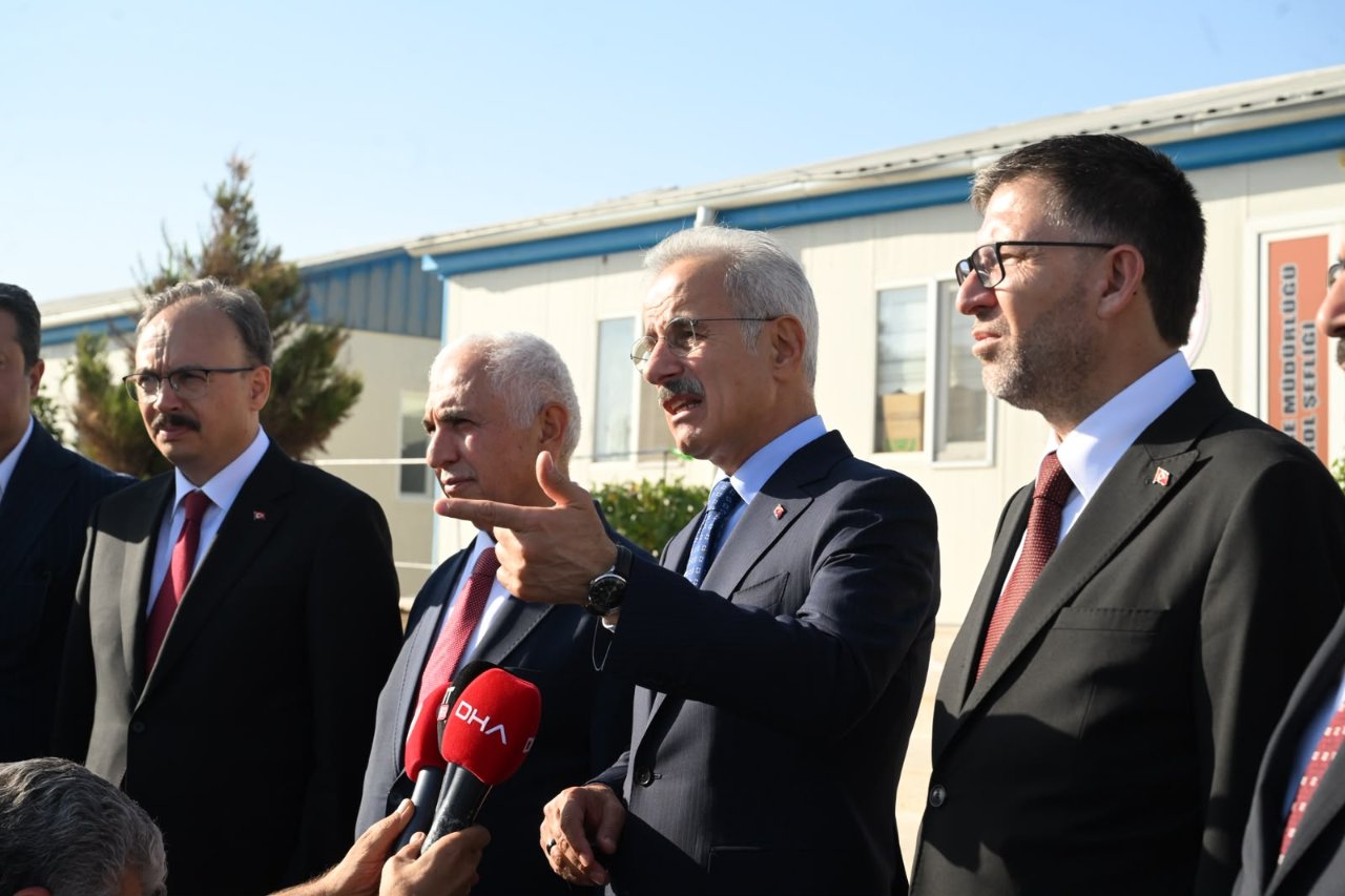 88 kilometrelik yol 1 saate düşecek! Bakan Uraloğlu açıkladı: Siirt-Pervani Yolunda çalışmalar sürüyor