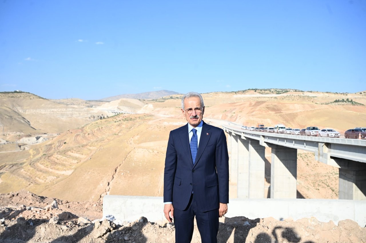 88 kilometrelik yol 1 saate düşecek! Bakan Uraloğlu açıkladı: Siirt-Pervani Yolunda çalışmalar sürüyor