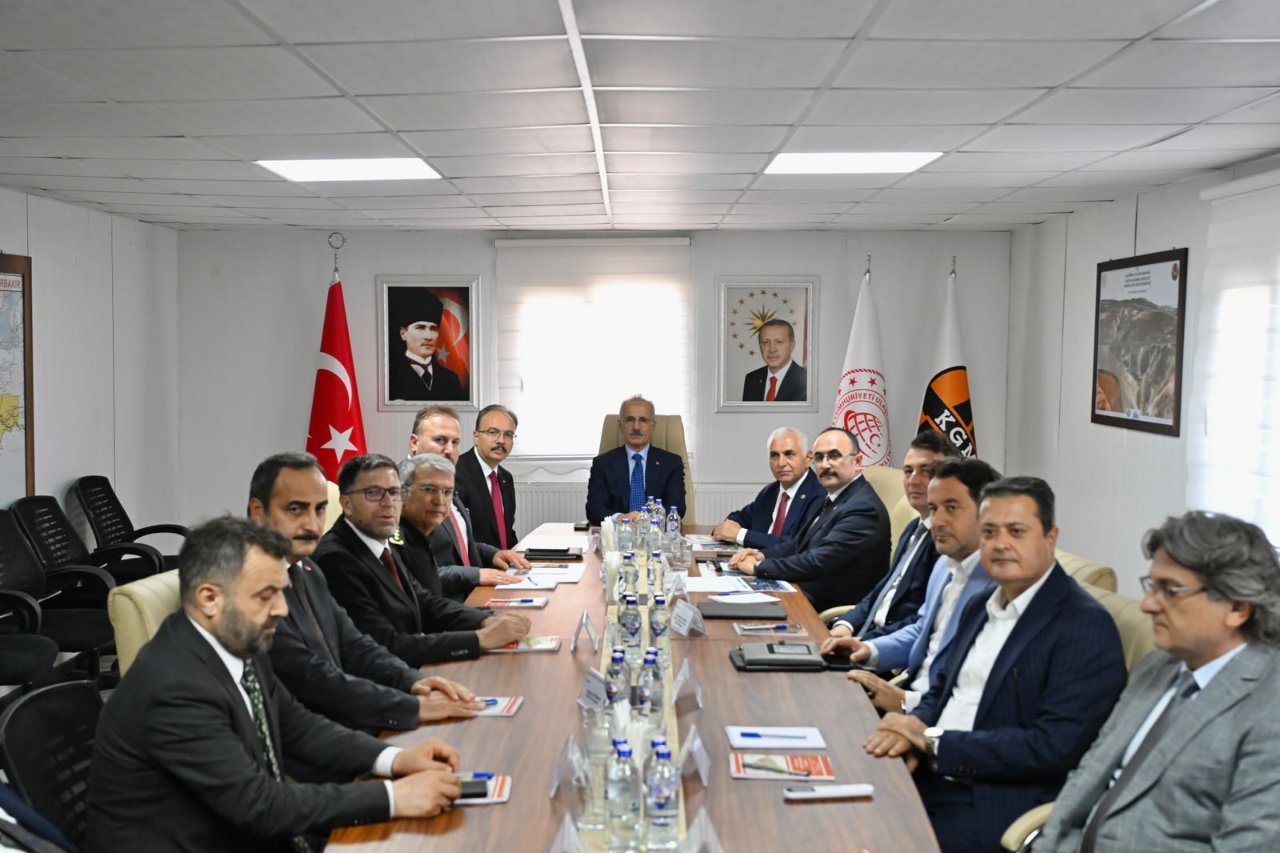 88 kilometrelik yol 1 saate düşecek! Bakan Uraloğlu açıkladı: Siirt-Pervani Yolunda çalışmalar sürüyor