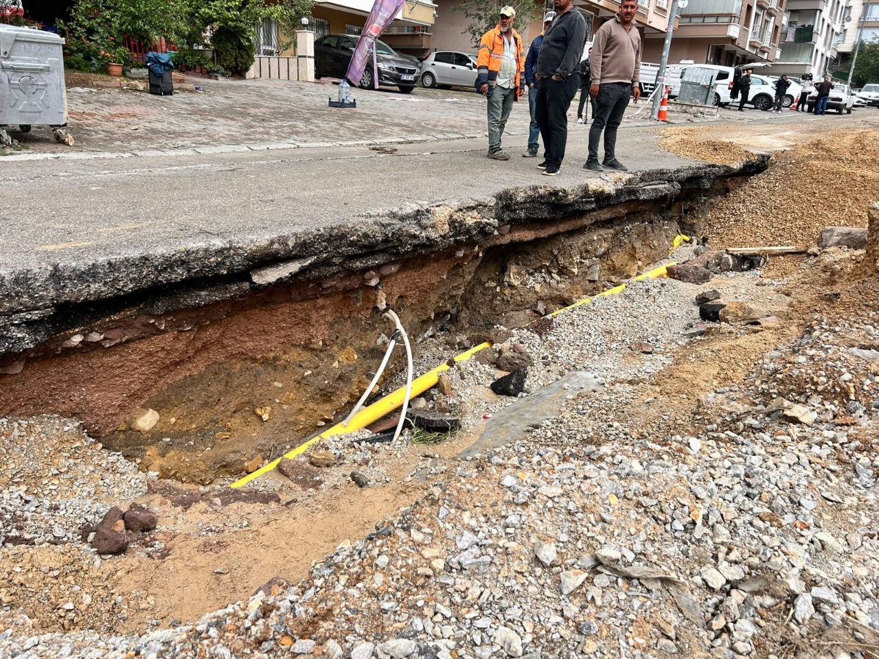 Ankarada sel sonrası yol yarıldı! Hasarın boyutu gün ağarınca ortaya çıktı