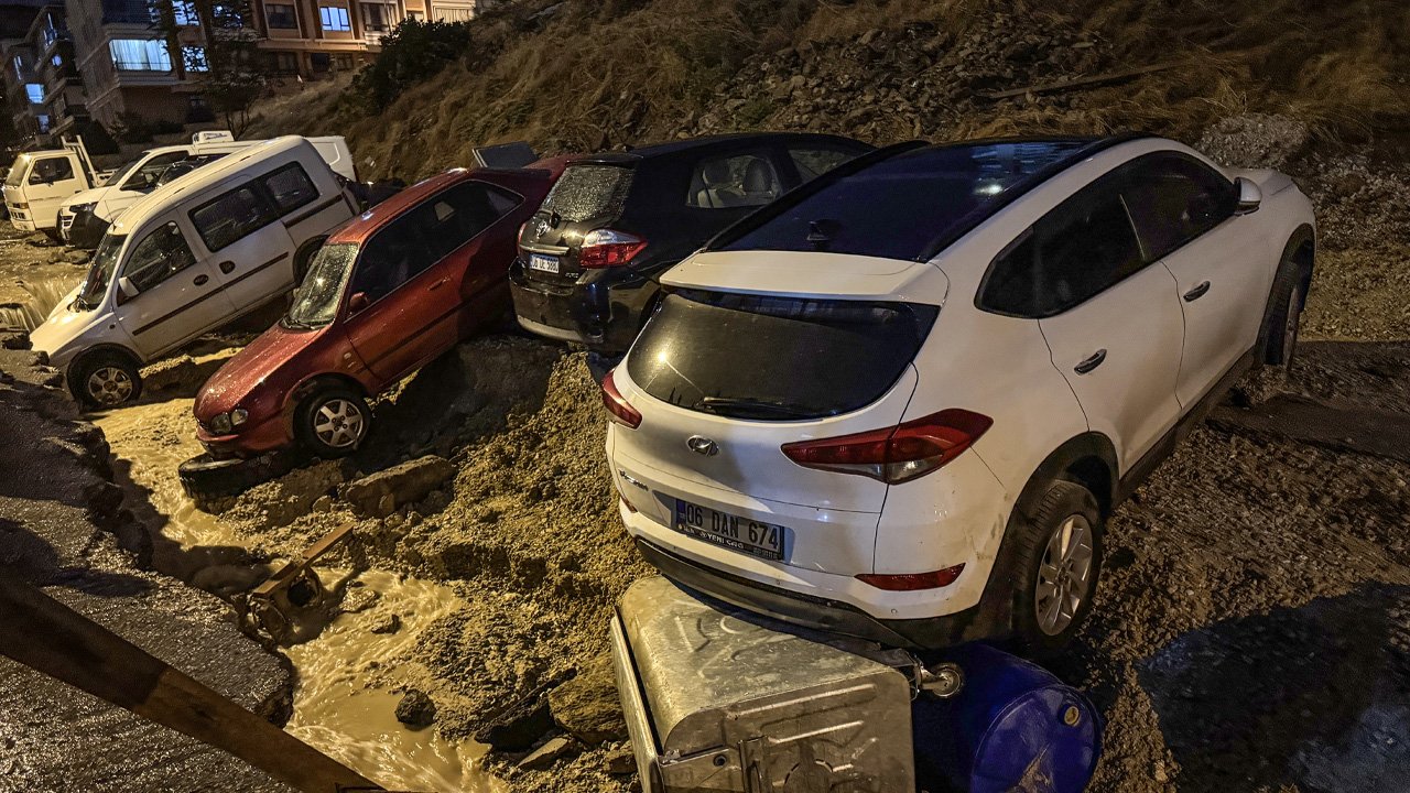 Ankara'yı sağanak vurdu! Yollar göle döndü, araçlar mahsur kaldı