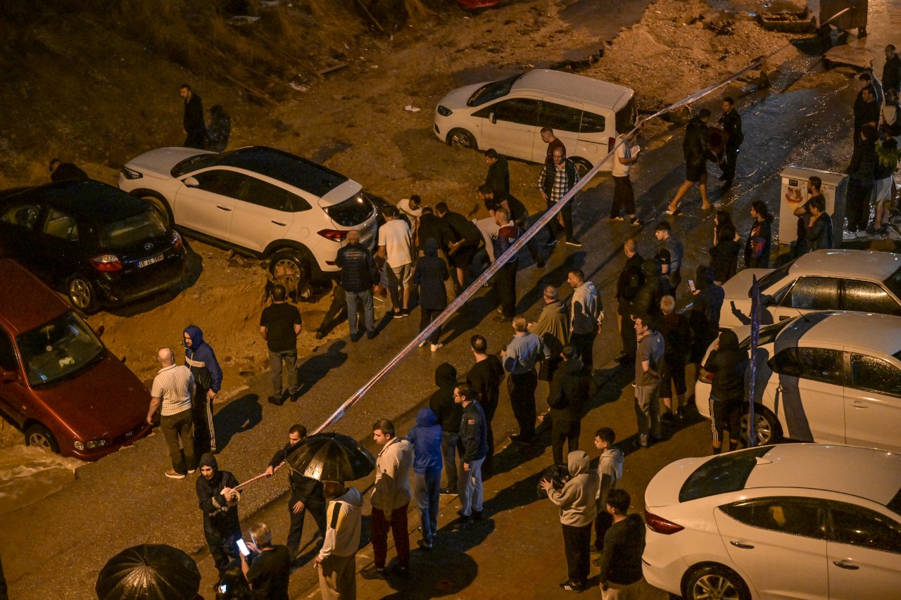Ankarayı sağanak vurdu! Yollar göle döndü, araçlar mahsur kaldı