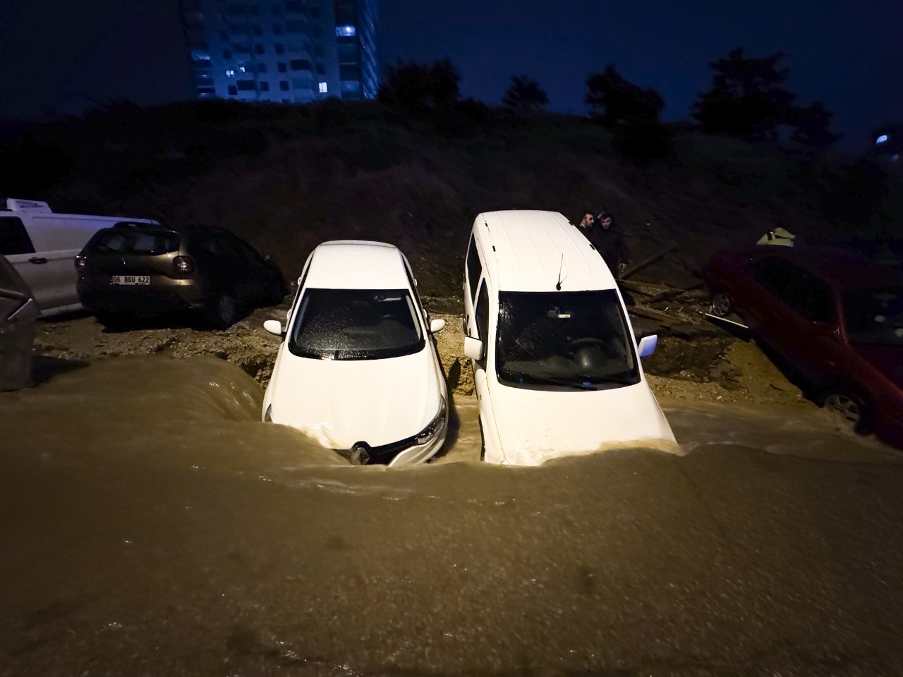 Ankarayı sağanak vurdu! Yollar göle döndü, araçlar mahsur kaldı