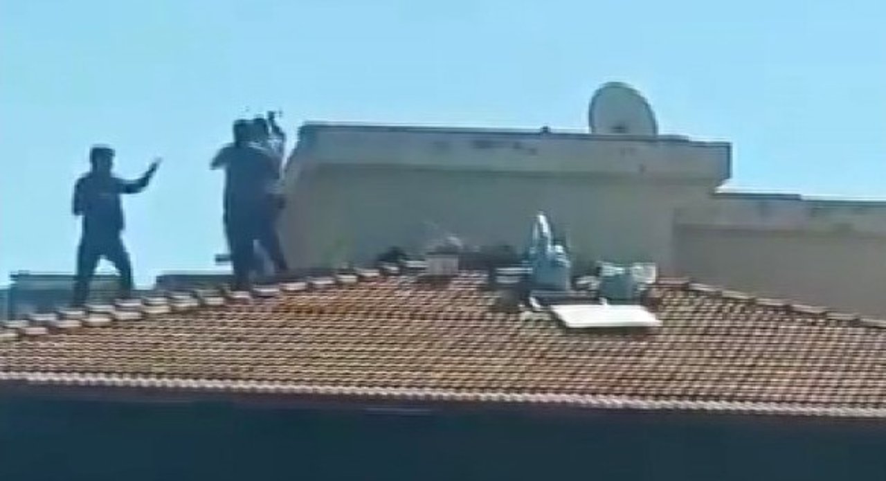 Beş katlı binanın çatısında ölümüne kavga! Yüreklerin ağza geldiği anlar kamerada