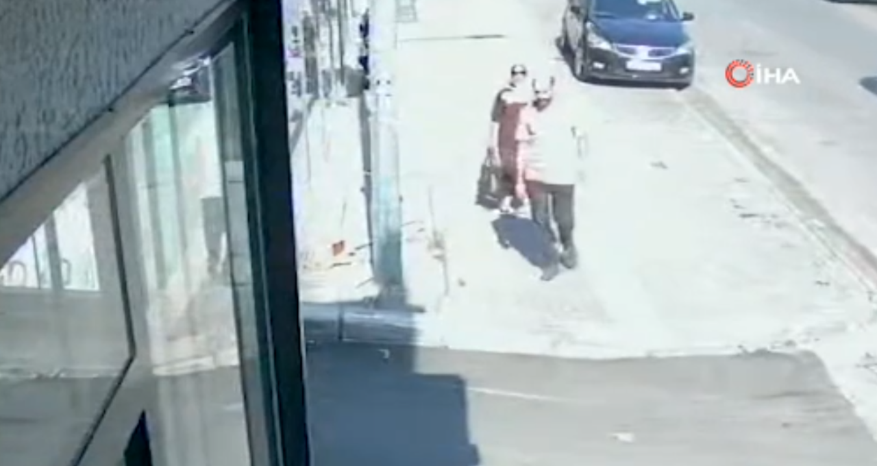 Bursada yolda yürüyen adam ve eşi silahlı saldırıya uğradı