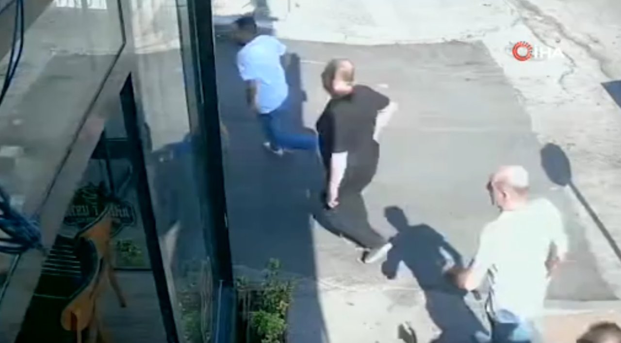 Bursada yolda yürüyen adam ve eşi silahlı saldırıya uğradı