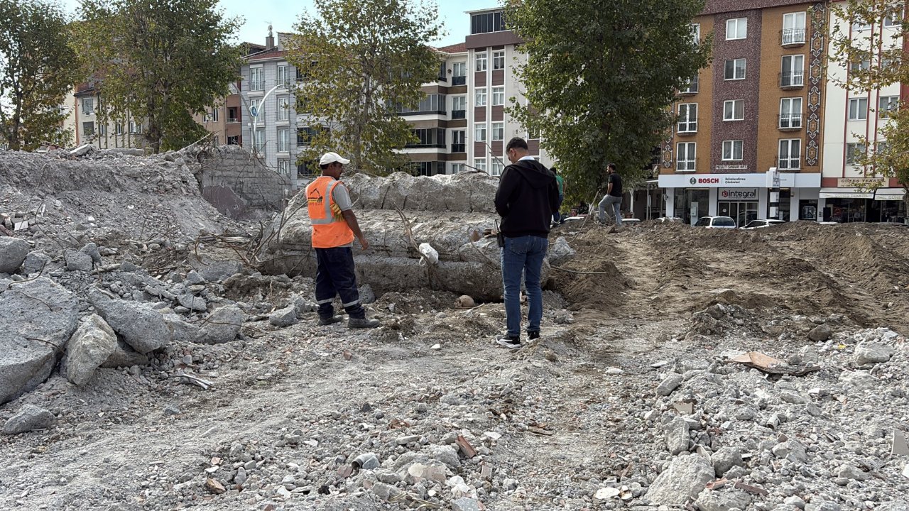 Çorumda yıkılan okulun enkazından insan kafatası ve kemikleri çıktı