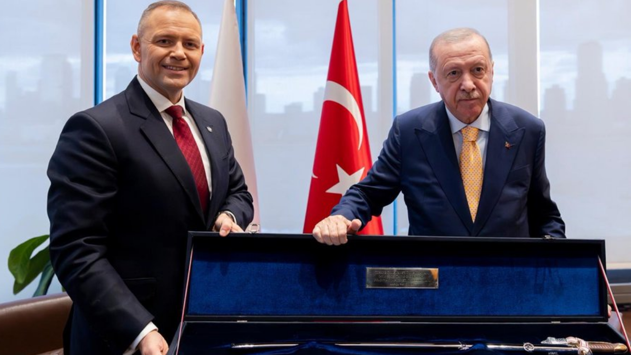 Cumhurbaşkanı Erdoğan’ın tabanca hediyesine Polonya'dan dikkat çeken karşılık! New York’taki görüşmeye damga vurdu 