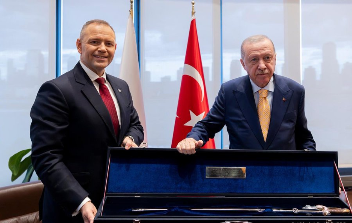 Cumhurbaşkanı Erdoğan’ın tabanca hediyesine Polonyadan dikkat çeken karşılık! New York’taki görüşmeye damga vurdu