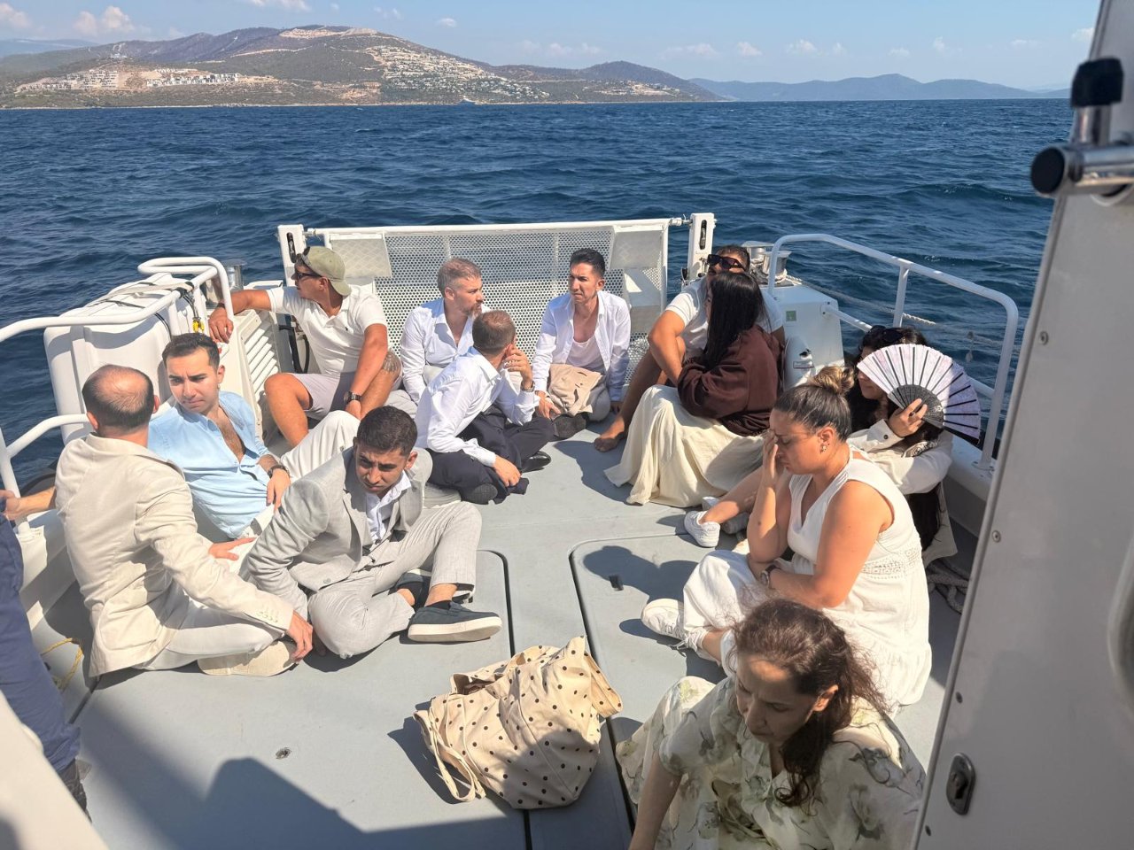 Düğüne gider gibi süslenmişler! Asıl amaçları ortaya çıkan göçmenler yakalandı
