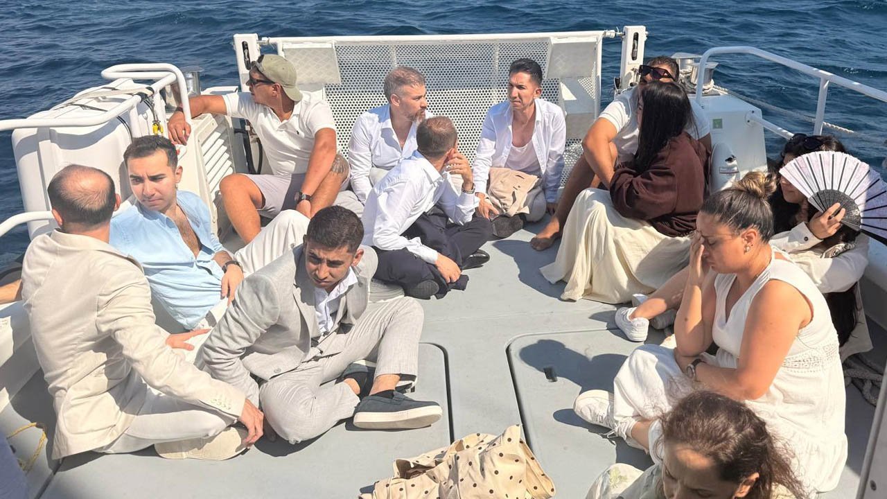 BAKMAYIN BÖYLE GİYİNDİKLERİNE...