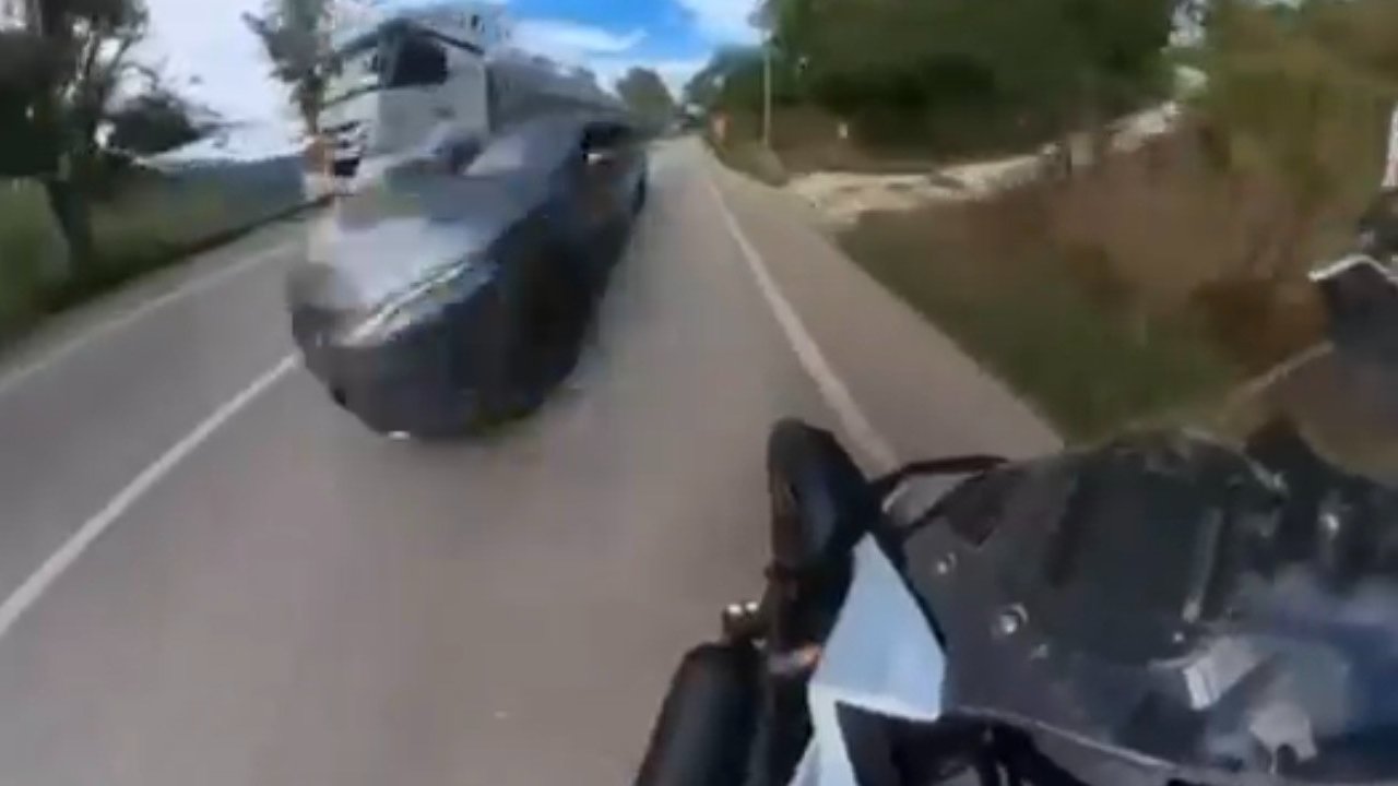 Motosikletliyle burun buruna geldi! Kıl payı atlatılan kaza kask kamerasında