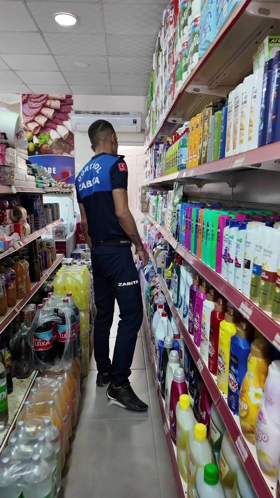 Okul çevresinde son kullanma tarihi geçmiş ürün satarken yakalandı! Savunması memurları kızdırdı