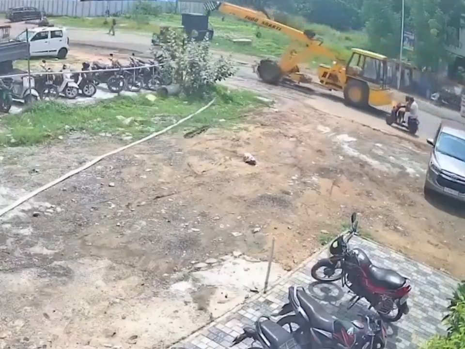 Okul yolunda can verdi! Genç kızın üzerinden vinç geçti