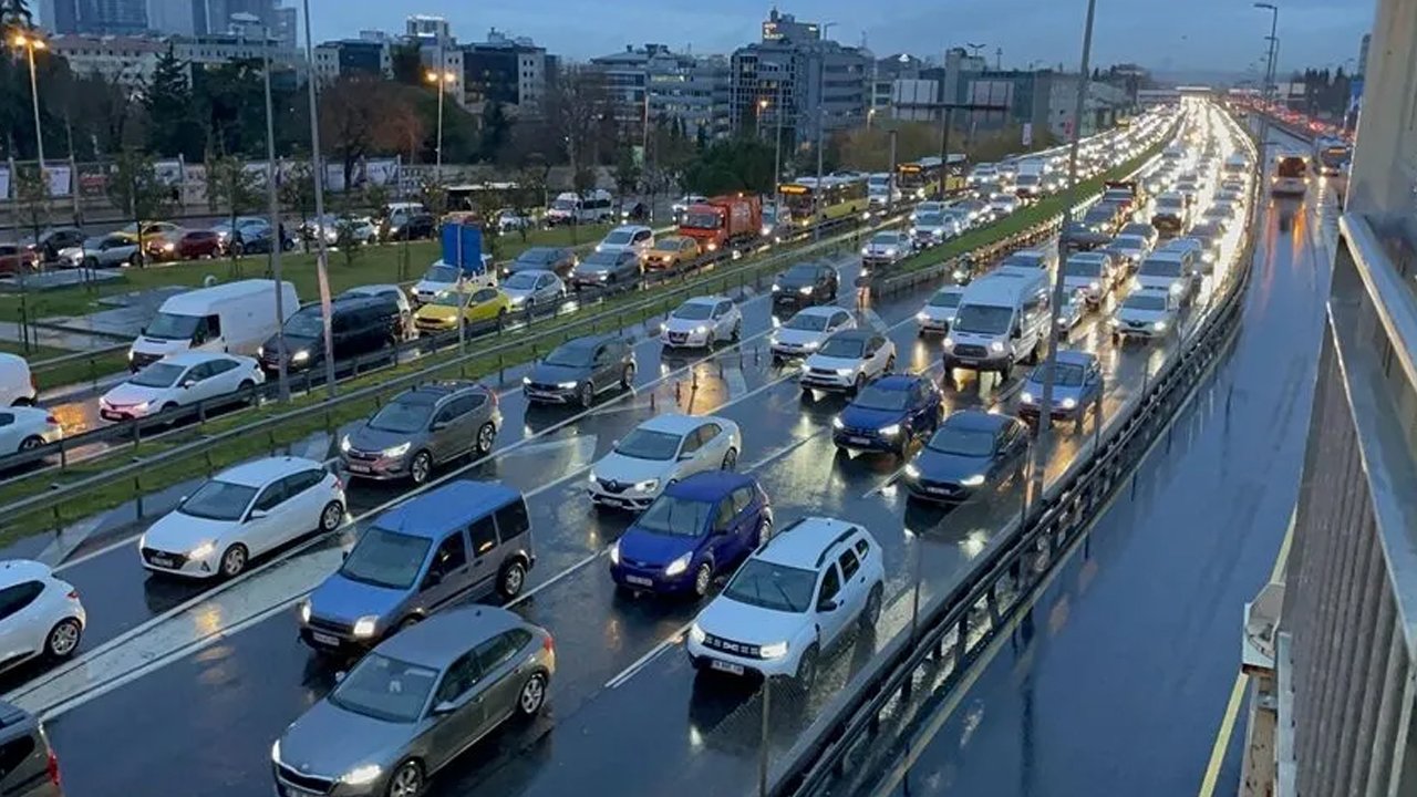 Yağmur zor anlar yaşattı! İstanbul'da trafik kilitlendi