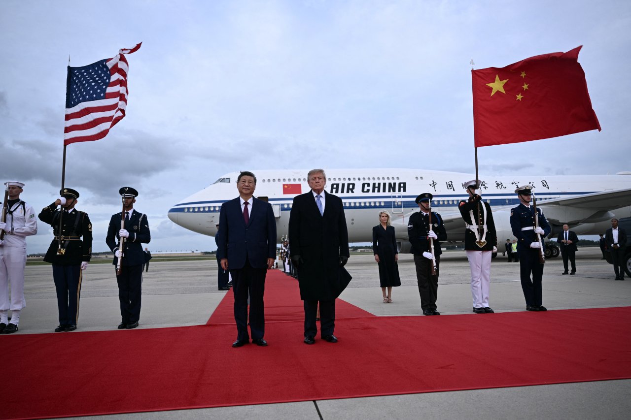 Trump ve Şi arkalarında ABD ve Çin bayraklarının dalgalandığı kırmızı halının sonunda yan yana durdu